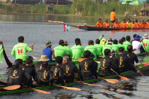 Longboat race teams Phimai